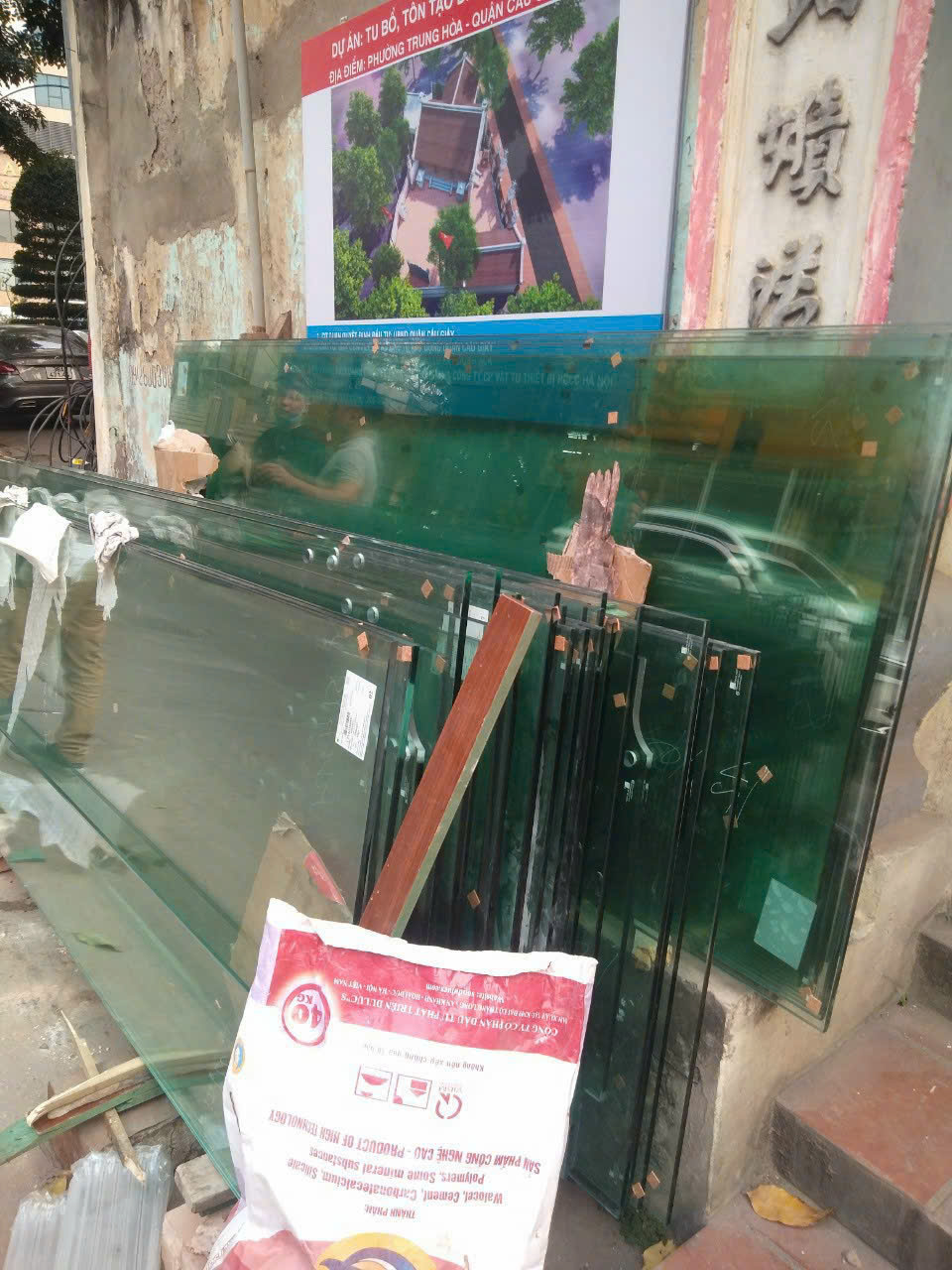 Các tấm kính được phân loại và tập kết theo từng hạng mục